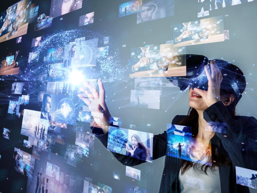 一人の女性がVRゴーグルをかけて、操作をしている
