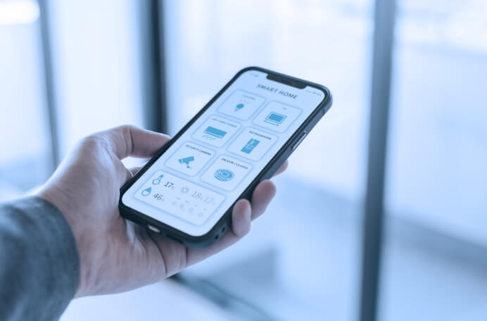 一人の男性がスマートフォンを起動し、手に持っている